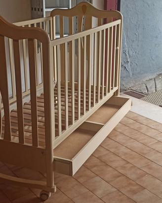 CULLA IN LEGNO CON ACCESSORI