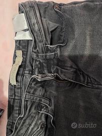 jeans strappati alle ginocchia 