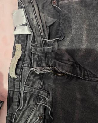 jeans strappati alle ginocchia 