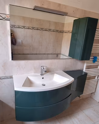 Mobile bagno sospeso curvo con lavabo e pensile
