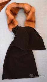 Sciarpa nera con inserto in pelo 