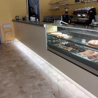 bancone bar con vetrina pasticceria 