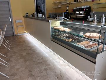bancone bar con vetrina pasticceria 