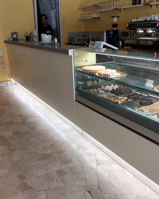 bancone bar con vetrina pasticceria 