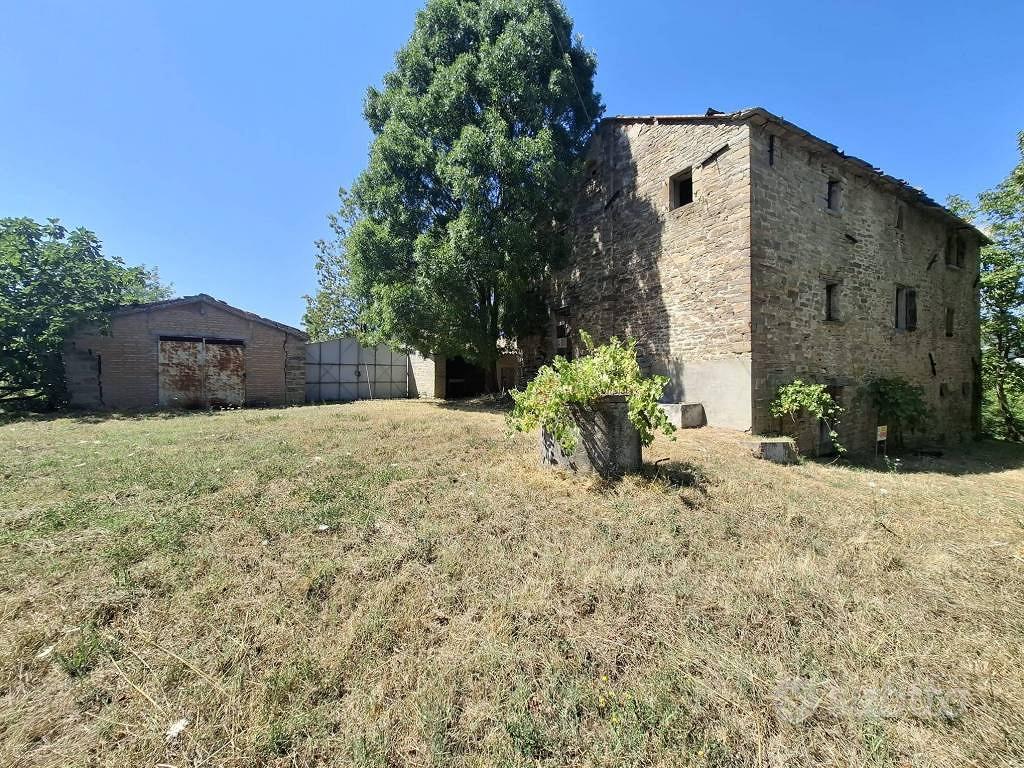 Rustico / Casale di 510 m² con più di 5 locali a R - Vista 2