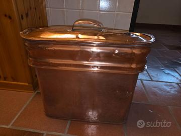 Antica caldaia in rame.