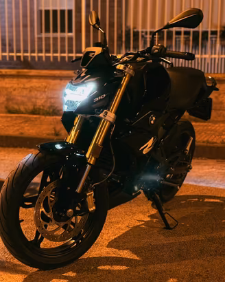 BMW G 310 R • 2025 • 1.400 km • Akrapovič