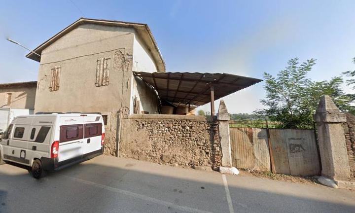 Rustico con Magazzino Ideale Investitori o Profess