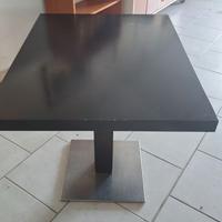 Moderno tavolo in legno massiccio