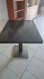 Moderno tavolo in legno massiccio