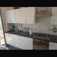 Cucina con frigorifero