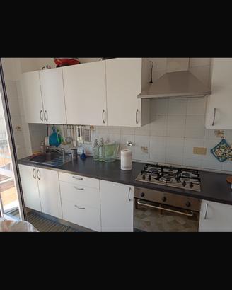 Cucina con frigorifero