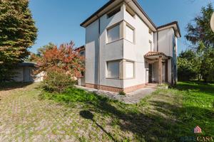 Casa singola da ristrutturare con terreno e bosco