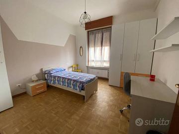 Stanza in appartamento di 98 m² a Cologno Monzese
