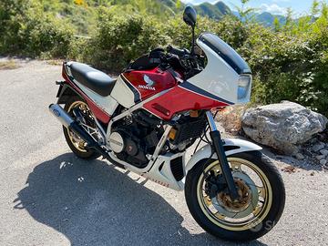 Honda VF 750 F iscritta FMI EPOCA (CAFÉ RACER)