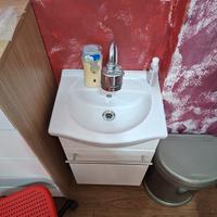 Mobile bagno con lavabo e rubinetto – compatto per
