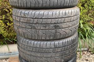 Pneumatici Pirelli PZERO 225/40 R18 92Y usati.