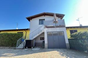 VILLA A SCHIERA A FIORENZUOLA D'ARDA