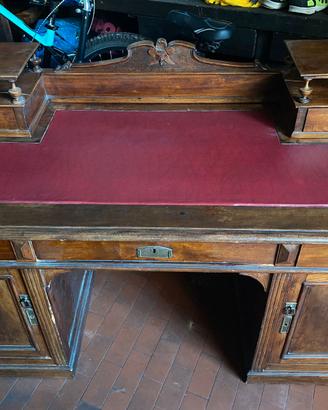 Scrivania antica in legno massello con alzata