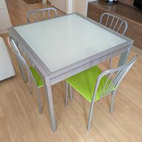 Tavolo e sedie coordinate