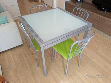 Tavolo e sedie coordinate