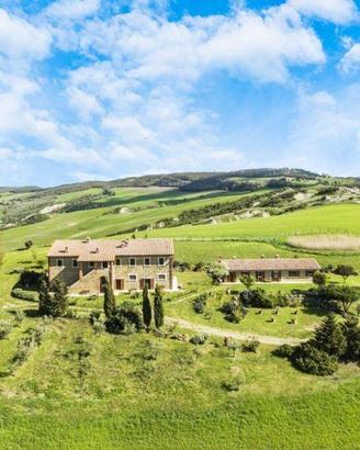 Rustico / Casale di 560 m² con più di 5 locali e b