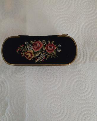 spazzola vintage con ricamo e set manicure 