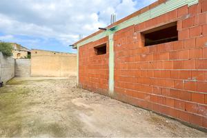 Ampio locale commerciale con giardino