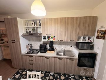 cucina compresa di elettrodomestici