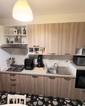 cucina compresa di elettrodomestici