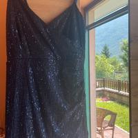 vestito blu con spacco