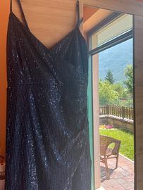 vestito blu con spacco