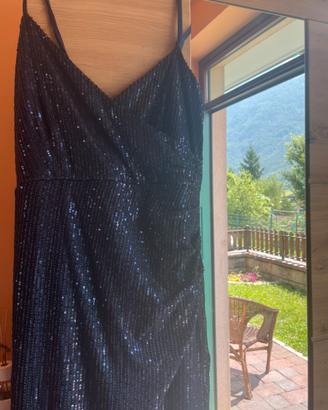 vestito blu con spacco