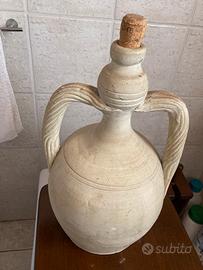 Vecchia anfora in terracotta