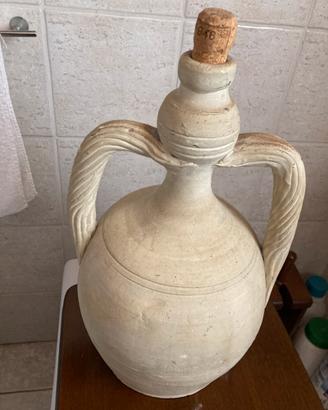Vecchia anfora in terracotta