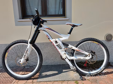 Bici Downhill Scott Gambler-Marzocchi 888