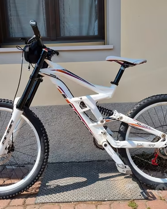 Bici Downhill Scott Gambler-Marzocchi 888