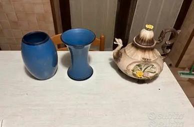 2 vasi e 1 teiera decorativa