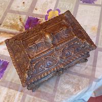 antico scrigno in bronzo. portaoggetti. 