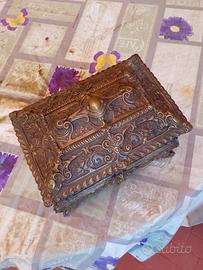 antico scrigno in bronzo. portaoggetti. 