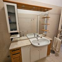 Mobile per bagno completo di armadietti e specchio