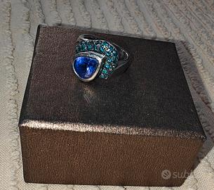 anello in oro bianco con tanzanite e diamanti blu