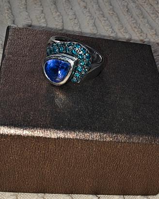 anello in oro bianco con tanzanite e diamanti blu