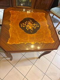 Tavolo da gioco con roulette, scacchi, dama ecc.