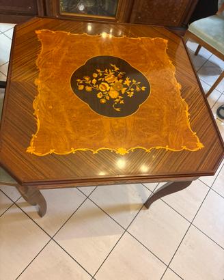 Tavolo da gioco con roulette, scacchi, dama ecc.