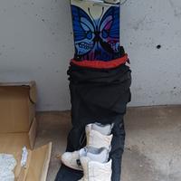 tavola da snow con scarpe e attacchi