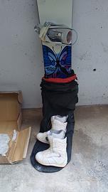 tavola da snow con scarpe e attacchi