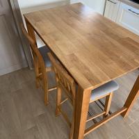 tavolo con sgabelli .