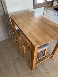 tavolo con sgabelli .