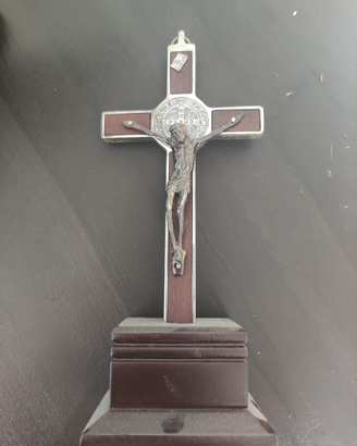 Crocifisso con piedistallo